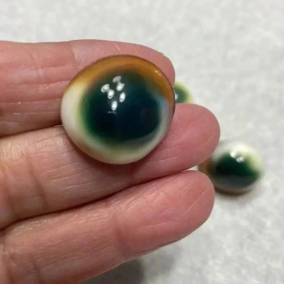 Vintage operculum cats eye shell earrings with brooch - Picture 3 of 5